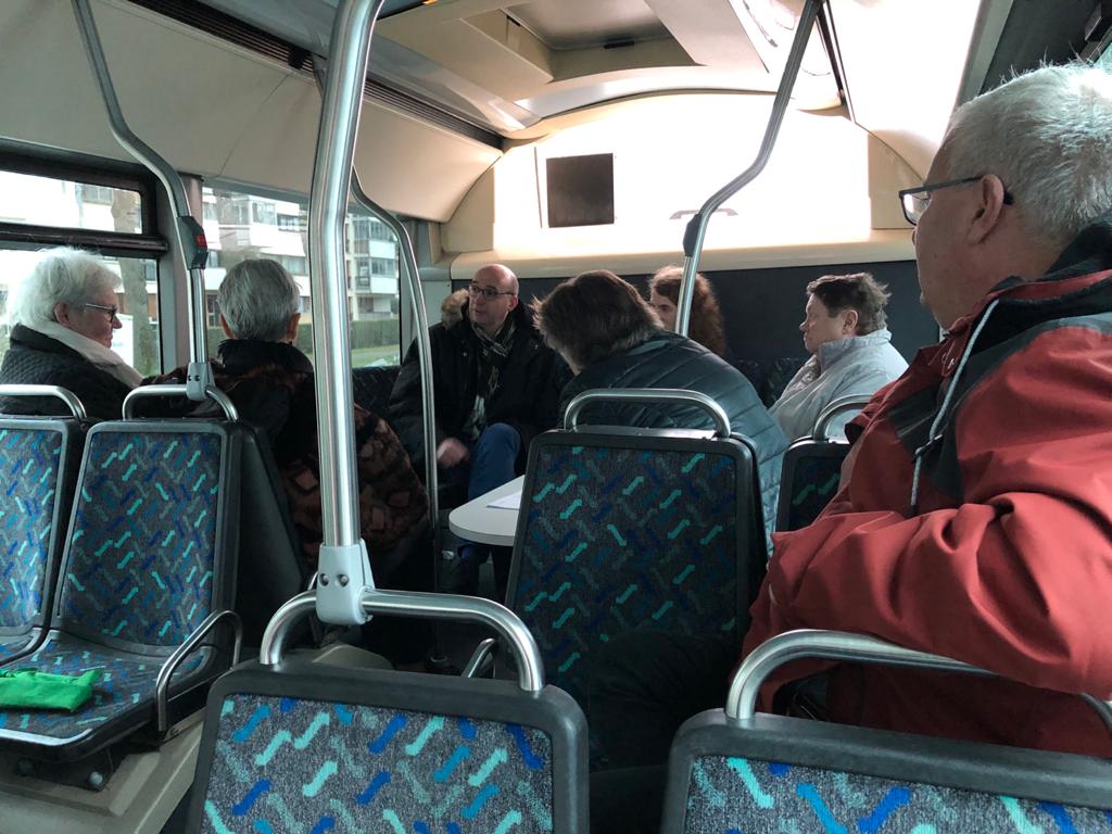 Toute la journée dans le bus, vous me dites vos attentes et vos idées. Bien souvent aussi vos encouragements. Merci pour ces moments qui me forment aussi et me poussent. Amiens c'est vous !