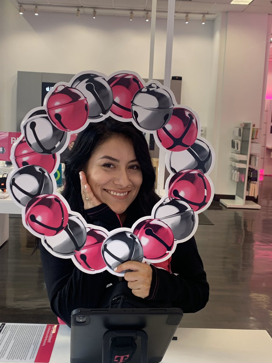 DanielaMarketSF's tweet photo. 2019 last #Magenta picture of the year 😎 #bleedingmagenta #Tmobilelife 💕💕 https://t.co/31d1tFbSwy