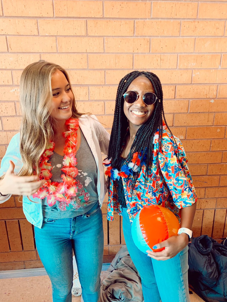 phoebee222's tweet photo. #SELGAES2020 @EPStudCo beach dayyyyy🌺🌊🌞🐬 https://t.co/MJkWuUCd2T