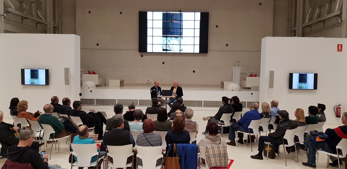 raquelincabeza's tweet photo. Un lujo poder presenciar este encuentro con @pacorrallo  en
@ZGZActiva. 
@zarayorkers repasa su interesante trayectoria artística desde sus inicios para abrir esta nueva edición de #cornermiz de @madeinzaragoza https://t.co/RFMj8UtZj4