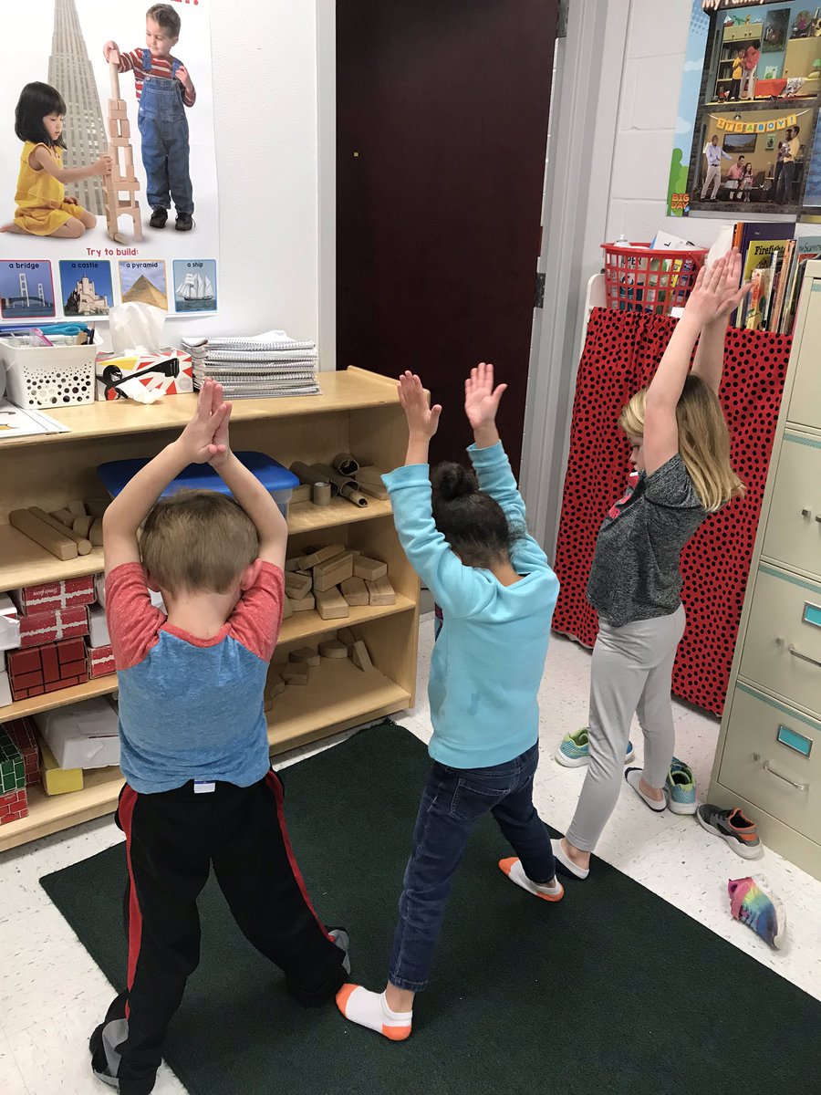 DebbieBen22's tweet photo. @LorenaPrimary Loving our yoga at the pretend gym today!#LISDFuturefocus https://t.co/meUxbnJ4el