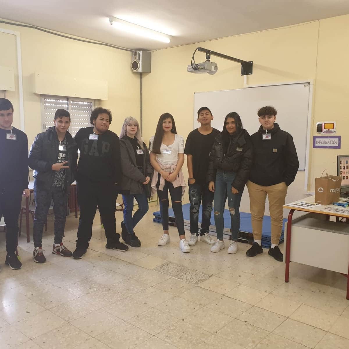 CEPA_Getafe's tweet photo. Esta semana cerramos el proyecto #TicsConCorazon con los alumnos de primero de #FPB. #Getafe #Getafecultura #Getafemola #Getafecity #educaciondeadultos #Educaciondeadultosmadrid @lauratictictic #FPBExito https://t.co/il1NcqfJ4x