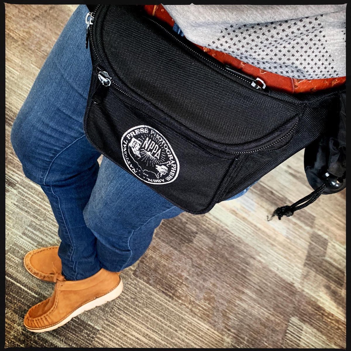 FiveFootPhotog's tweet photo. Still hip! My vintage @NPPA fanny pack is still one of my favorite pieces of gear. #ontrend #aplaceformystuff @JournalistsLike https://t.co/zpF73361zw