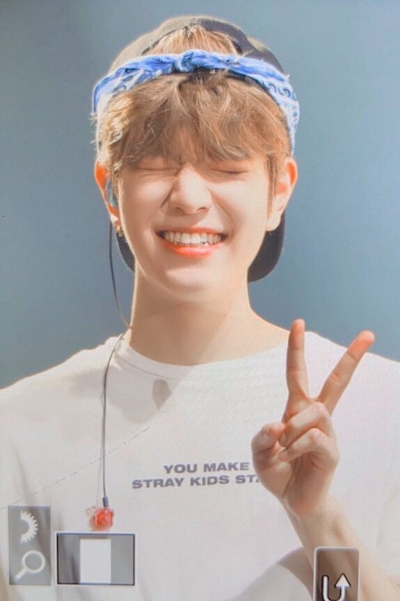 — 200219  ↳ day 50 of 366 [♡]; dear seungmin, today i felt really sad and anxious, but i watched some skz content and it made me feel way better because you never fail to put a genuine smile and make me happier no matter what, i love you to the moon and back sunshine