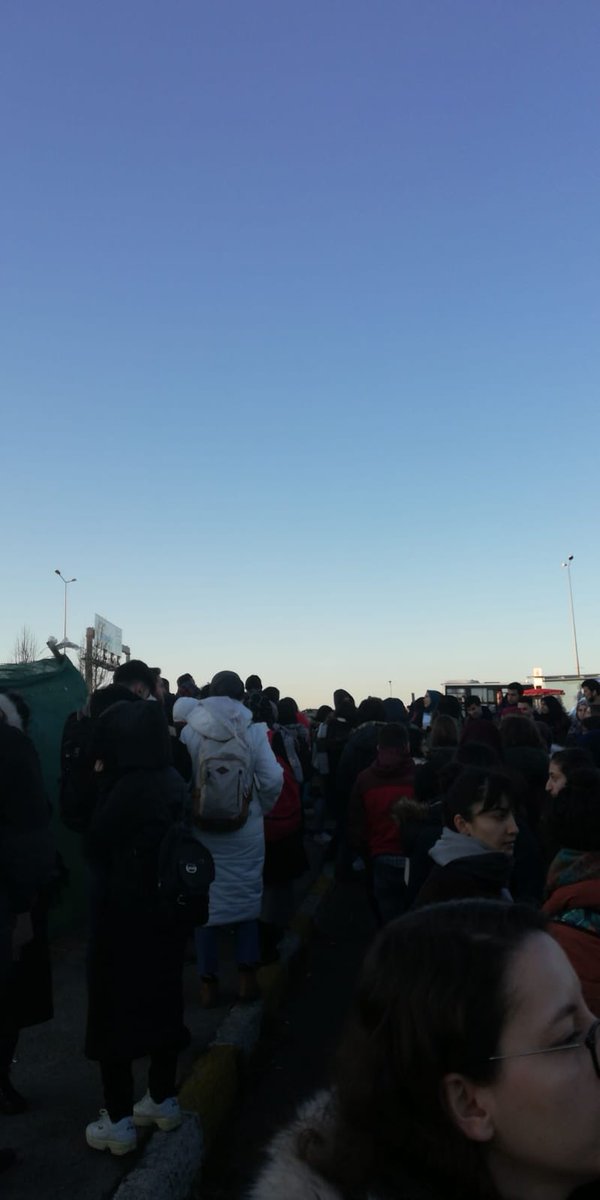 Okuldan dönüşlerimiz ise bizim için çok daha büyük bir sıkıntı. Çünkü okulda tüm gün bekleyen ringler yalnızca belirli bir saatten sonra çalışmaya başlıyor. Sebebi: Yok. Bu araçların gün içinde sürekli çalışmasını talep ediyoruz. #iüculaşımsorunu @ibbBeyazmasa