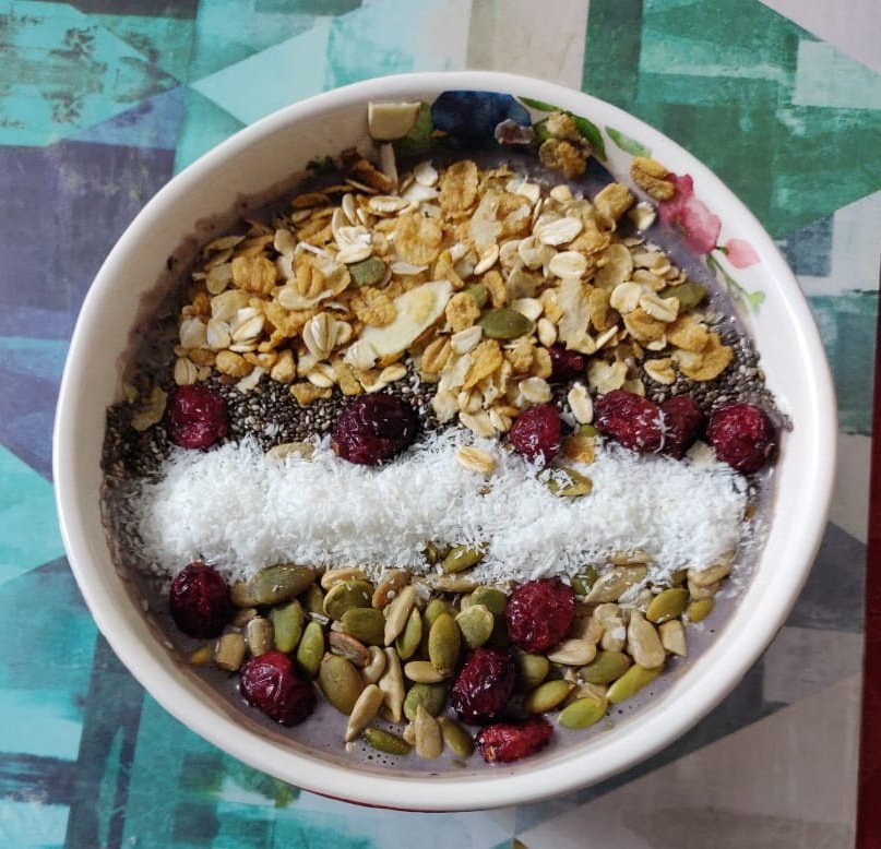 introvertchefin's tweet photo. Who says Smoothie Bowls are for breakfast? I think I can have them anytime of the day. 

#vegansmoothiebowl #veganfood #dinner #colorfulfood #foodislove #healthyeating https://t.co/n0HiNeHCKu