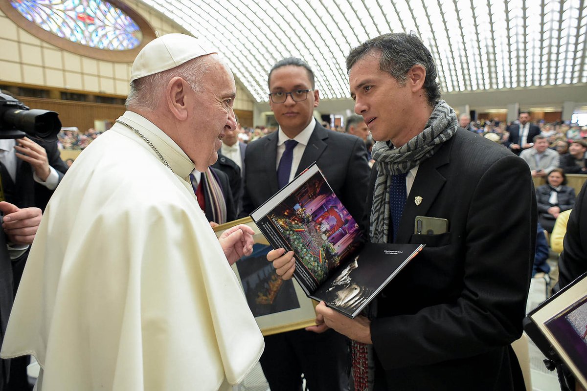 orivas_pl's tweet photo. @prensa_libre en representación de la Comunidad de Fotografía Sacra en Guatemala los fotógrafos Nelo Mijangos, Sergio Cruz, Danny Gamboa, Luis Berduo y Jurgen Welman entregan al Papa Francisco algunas imágenes y libros que muestran la Semana Santa en nuestro país @Escenario_pl https://t.co/7exG4Q24qz