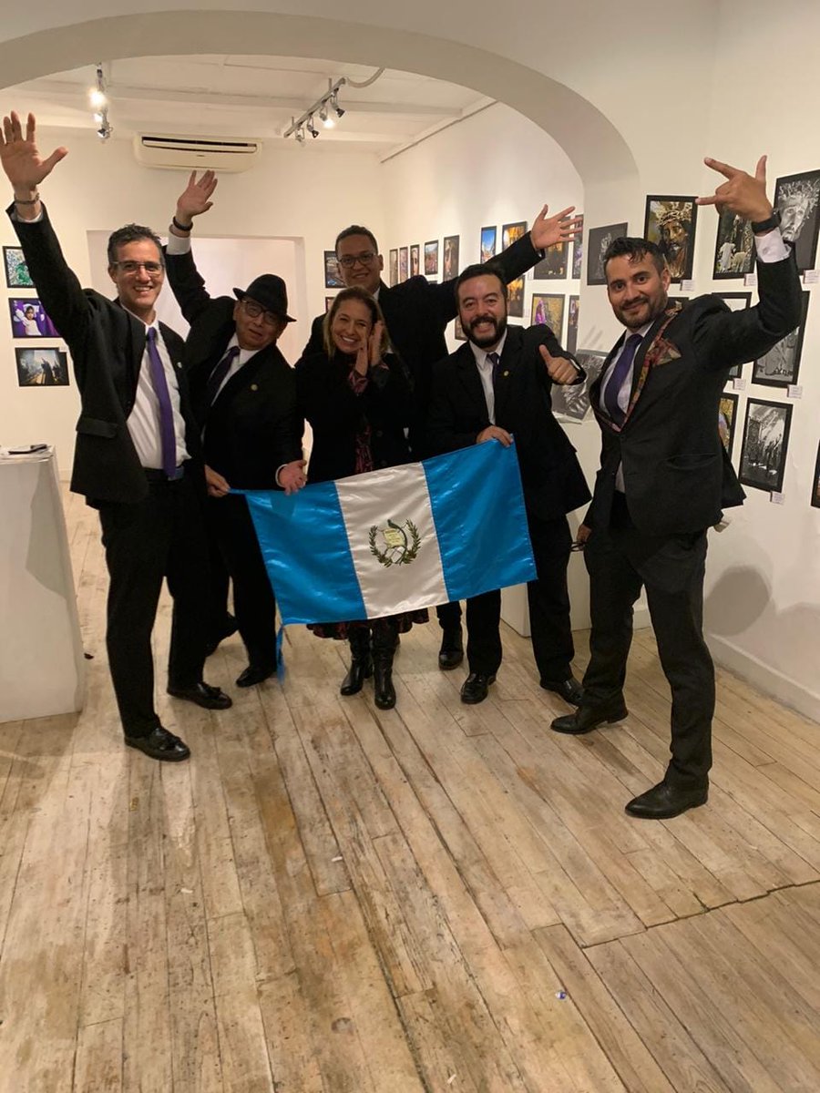 orivas_pl's tweet photo. @prensa_libre en representación de la Comunidad de Fotografía Sacra en Guatemala los fotógrafos Nelo Mijangos, Sergio Cruz, Danny Gamboa, Luis Berduo y Jurgen Welman entregan al Papa Francisco algunas imágenes y libros que muestran la Semana Santa en nuestro país @Escenario_pl https://t.co/7exG4Q24qz