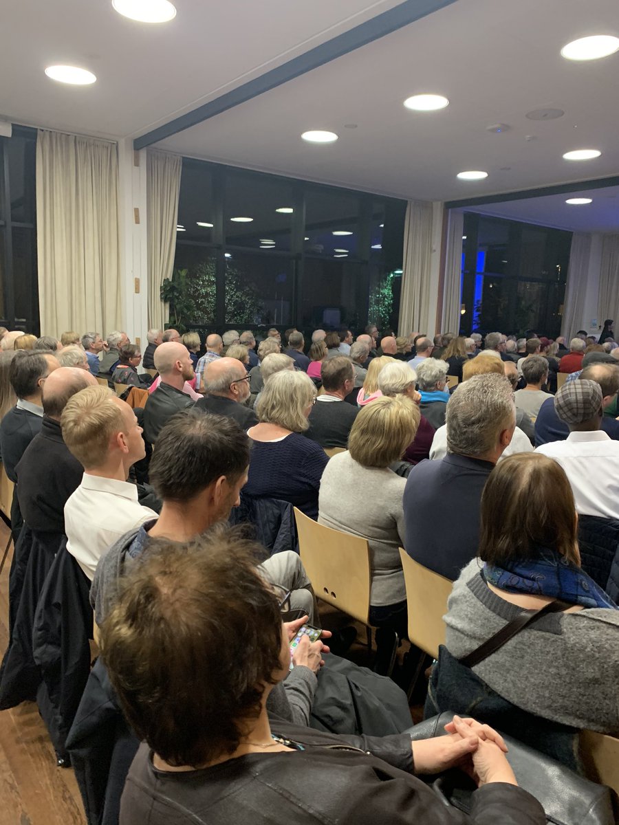 CiLyngby's tweet photo. Så er der velbesøgt møde om #udligningsreform i #KongensLyngby med @RasmusJarlov @mfMorten @KonservativeDK https://t.co/Uab1m2An0T