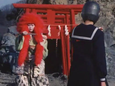 ばぶりっくぷれっしゃー 2月日 の 歌舞伎の日 に 連獅子チックな風貌の 恐車七人衆頭 獅子と戦うサキ ヘドバンと炎による 恐車 獅子の舞 の猛攻を受けるが 木にヨーヨーを 引っ掛けて跳躍 垂直落下の 鉄仮面頭突き で勝利 南野陽子 金久保