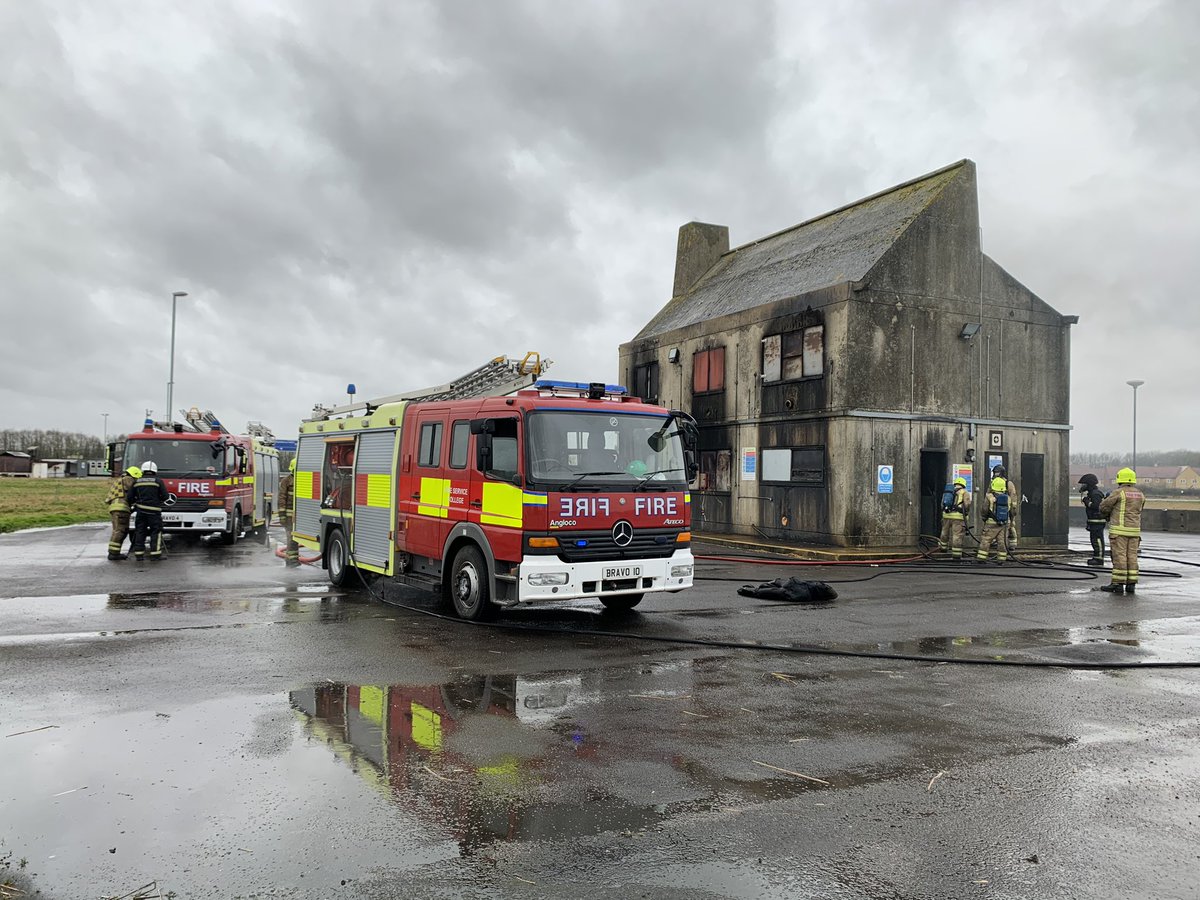 BA week continued today with a challenging cold smoke Ship Exercise using 45mm hose this morning🥵 Followed by a live Domestic Property Fire 🔥 Fantastic experience for us in both scenarios, learning more and more every day! <a href="/FSCmoreton/">Fire Service College</a> <a href="/mawwfire/">Tân CGC / MAWW Fire</a>