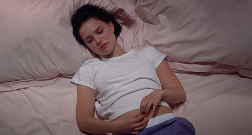 "-Seni seviyorum.
+Nerede? Göster. Sevgin nerede? Göremiyorum, dokunamıyorum, hissedemiyorum. Duyabiliyorum, bazı kelimeler duyabiliyorum ama bu basit kelimelerle bir şey yapamıyorum."

Closer (Mike Nichols, 2005)