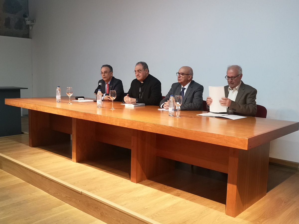 ApaAvila's tweet photo. Arranca el ciclo de libros de periodistas con la biografía del periodista y misionero Manuel Unciti. Participan el autor del libro, Juan Cantavella, el presidente de la @aprensamadrid Juan Caño y el obispo de #Ávila José María Gil Tamayo @diocesisdeavila https://t.co/rQYl7B7fki