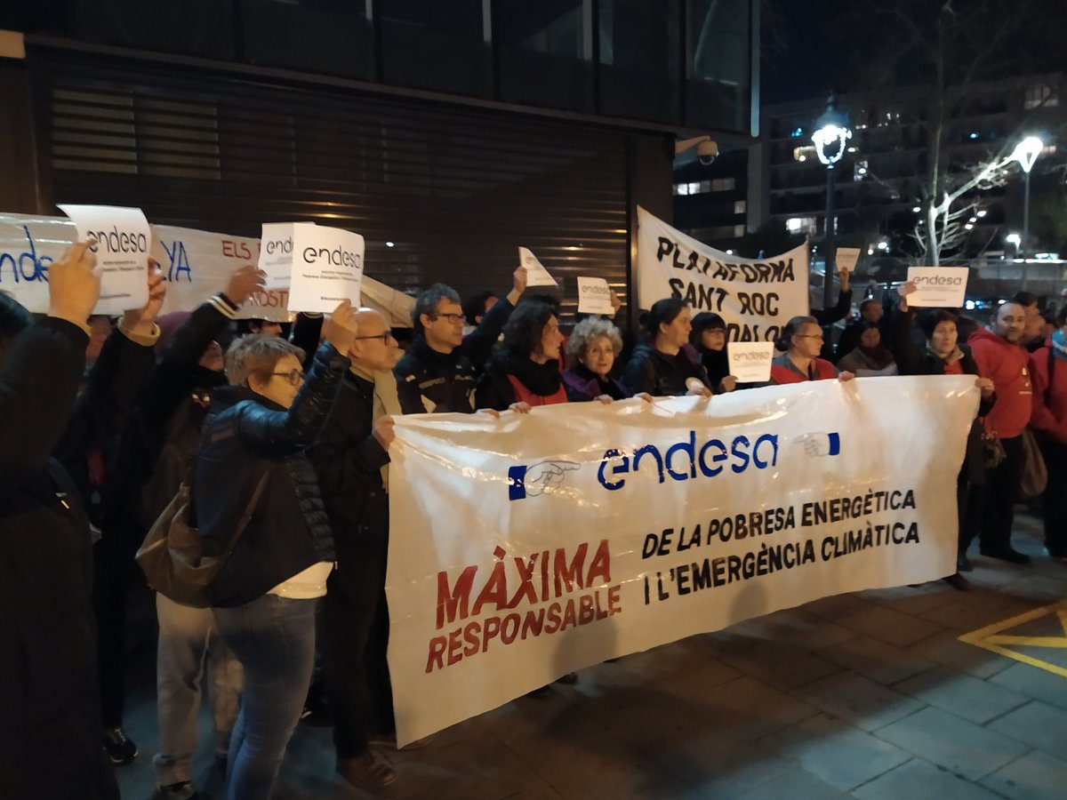 #DRETS | Una acció a Barcelona reclama a Endesa que "signi ja" el conveni que protegeix les afectades per la pobresa energètica directa.cat/una-accio-a-ba… Ho explica 
<a href="/mtslorente/">Maties Lorente</a>
