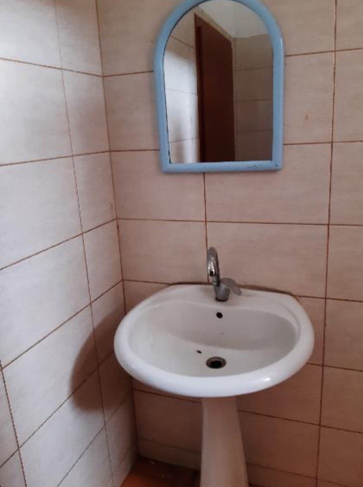 ShefkijeA's tweet photo. Studentët e Mjekësisë, Stomatologjisë, Farmacisë, Infermierisë dhe Fizioterapisë në #UT shfrytëzojnë vetëm nga një WC në secilin kat ku mbahen ligjeratat. Sapuni mundet të shikohet vetëm në ëndërr 😢
#немасапун #skasapun #nosoap #YJNetwork #YjnTweet https://t.co/bRoKF4ylsv
