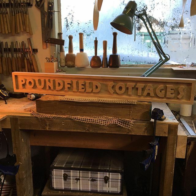 bespokecarver's tweet photo. Slightly different style of lettering for this sign. Quite effective though :) #handcarved #handcarvedletters #handcarvedlettering #oaksign #traditionalskills #traditionalcarving #makersgonnamake #woodwork #woodcarving #woodcarvingskills https://t.co/2GDhCa34j1 https://t.co/wEpgihjfog