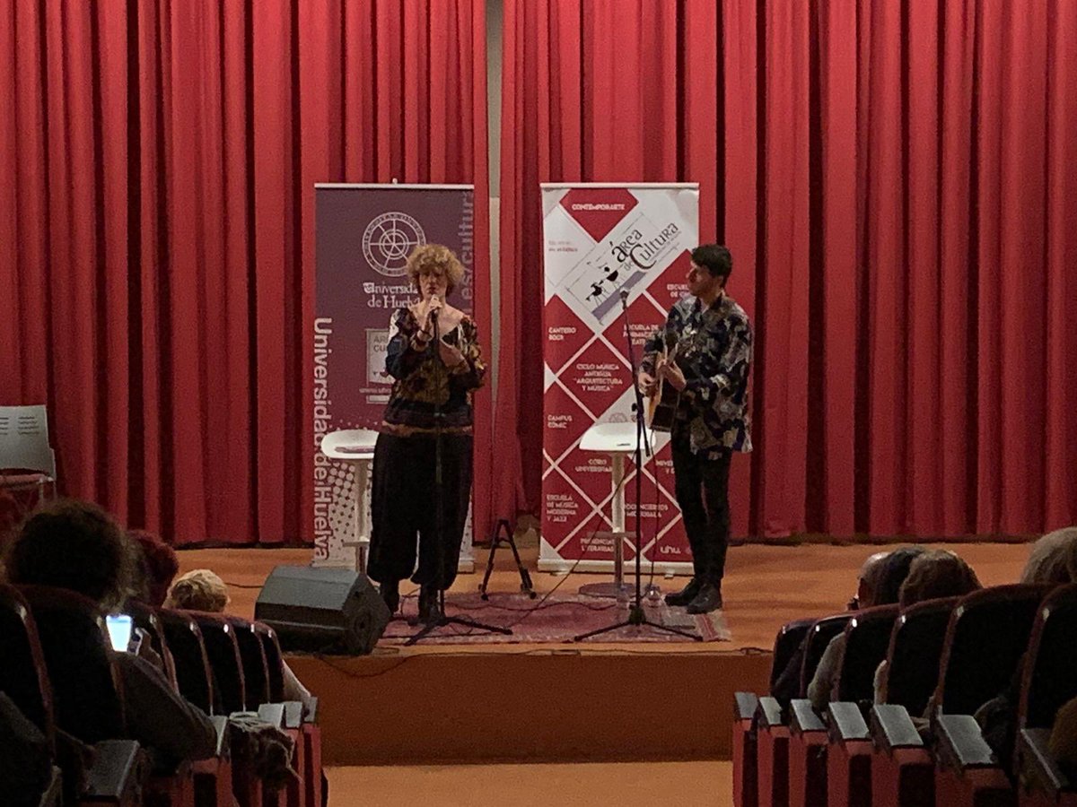 Estamos disfrutando del concierto de <a href="/aleriveramusica/">Alejandro Rivera</a> con #AnaSanta en el salón de actos de <a href="/UHU_Enfermeria/">UHU Enfermería</a>