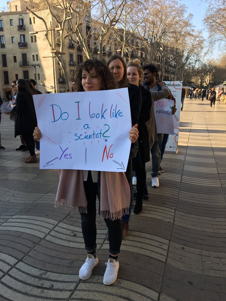 ChromDesign's tweet photo. How long is your DNA? Do I look like a scientist? How much DNA you and me have in common? Would you marry this biologist? Reaching people in La Rambla to have a hands-on approach to science.
#ChromDesign #SciComWinterSchool https://t.co/JjFh9RoskI