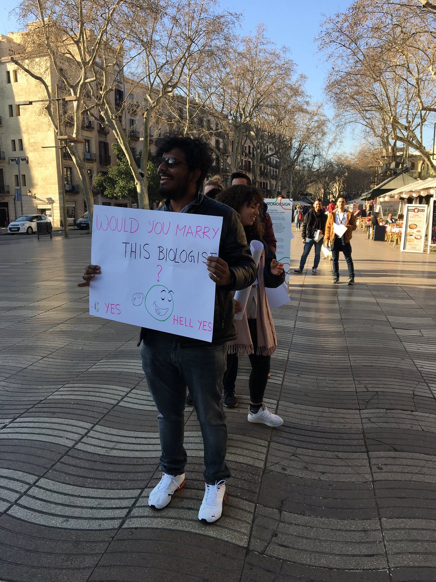 ChromDesign's tweet photo. How long is your DNA? Do I look like a scientist? How much DNA you and me have in common? Would you marry this biologist? Reaching people in La Rambla to have a hands-on approach to science.
#ChromDesign #SciComWinterSchool https://t.co/JjFh9RoskI
