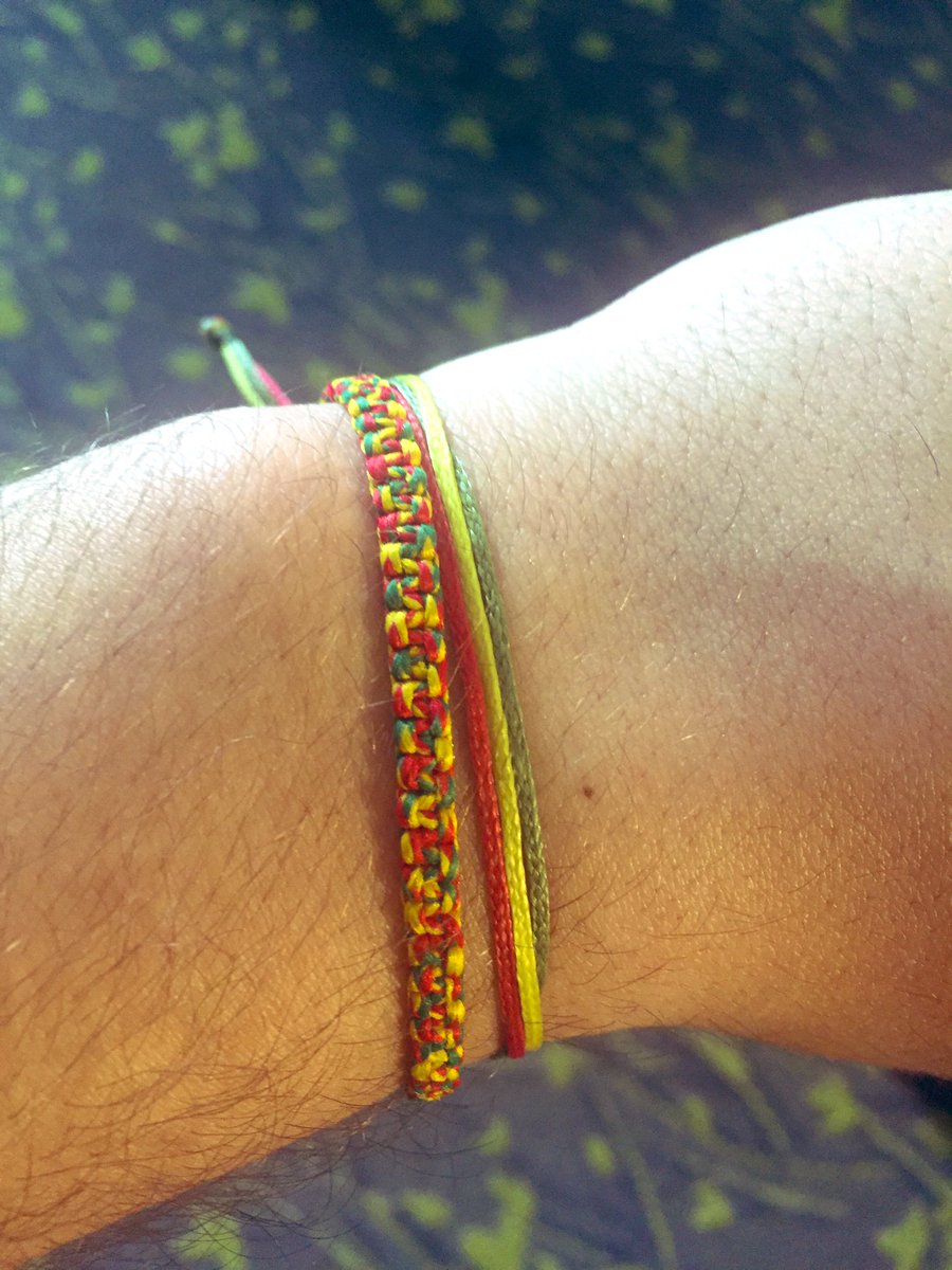 entrammbasaguas's tweet photo. Hoy, después de semanas con estas pulseras, me han explicado de dónde viene el término #pitita y me ha encantado. 

Evo jamás se pudo imaginar que tras inventarse el término para tratar de ridiculizarlo, éste se convertiría en el símbolo de la libertad en Bolivia. https://t.co/R5hq13iOOD
