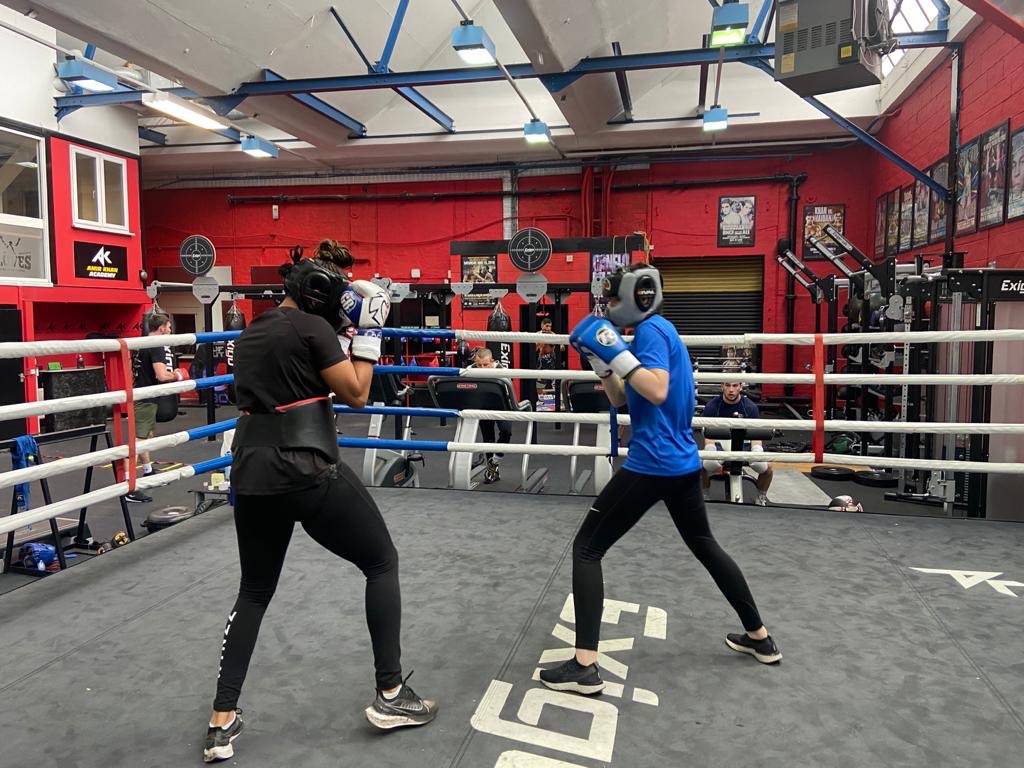 elliemaeob1's tweet image. Great rounds today at @GallaghersGym with @TashaJonas 👊🏻🥊 Thankyou for a great experience and the advice🥊❤️👊🏻 @JoeG @thejgacademy  #alwayslearning #growing #Womenboxing