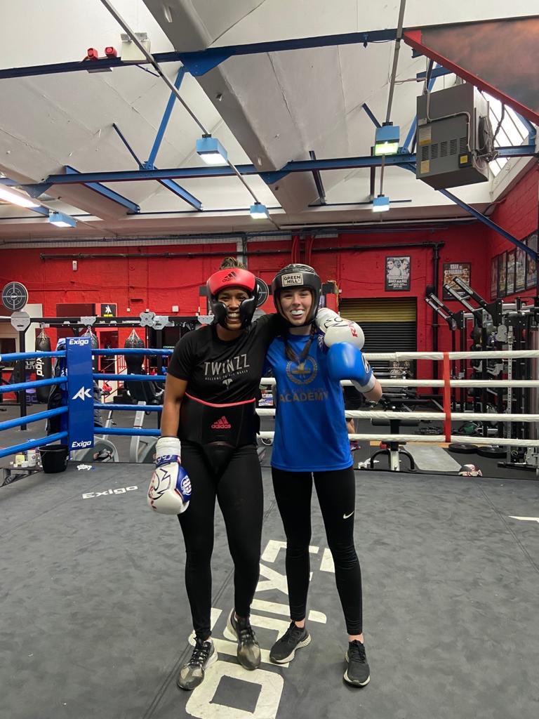elliemaeob1's tweet image. Great rounds today at @GallaghersGym with @TashaJonas 👊🏻🥊 Thankyou for a great experience and the advice🥊❤️👊🏻 @JoeG @thejgacademy  #alwayslearning #growing #Womenboxing