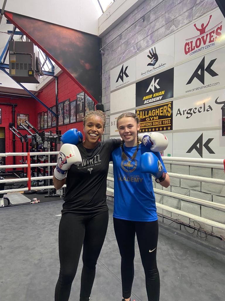 elliemaeob1's tweet image. Great rounds today at @GallaghersGym with @TashaJonas 👊🏻🥊 Thankyou for a great experience and the advice🥊❤️👊🏻 @JoeG @thejgacademy  #alwayslearning #growing #Womenboxing