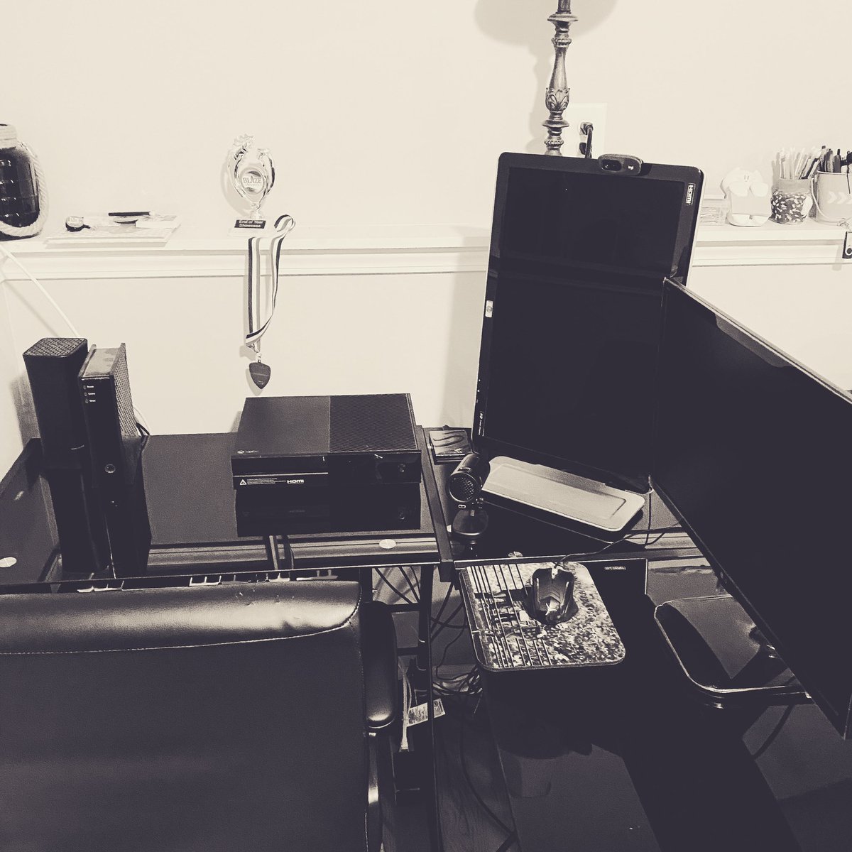 Budd_man315's tweet photo. Setup is rearranged and looking clean for tonight’s stream! Live at 9pm eastern! #twitch #twitchstreamers #gaming #gamingsetup #cod #codmw #modernwarfare #xbox #xboxone #skytechpc #gamer 

@VizuaLizing 

https://t.co/xokUGRnoH3 https://t.co/6ZalFyn5l9