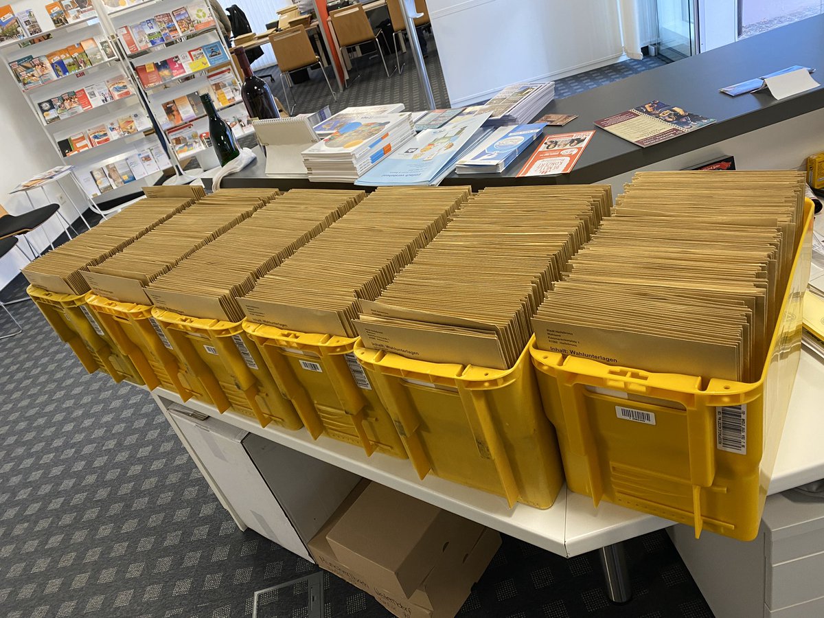 Das Wahl-Team war schon fleißig am packen, damit heute die ersten 1.200 Briefwahlunterlagen raus gehen 👍 #heilsbronn #kommunalwahl2020 #landkreisansbach #mittelfranken