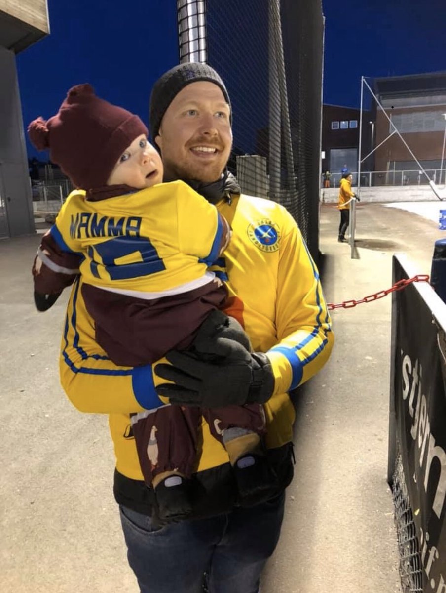 fosselius88's tweet photo. Jag och Lilly hejar på för fullt!
#svbandy #bandyvm #vm2020oslo https://t.co/so4HF9RQmc