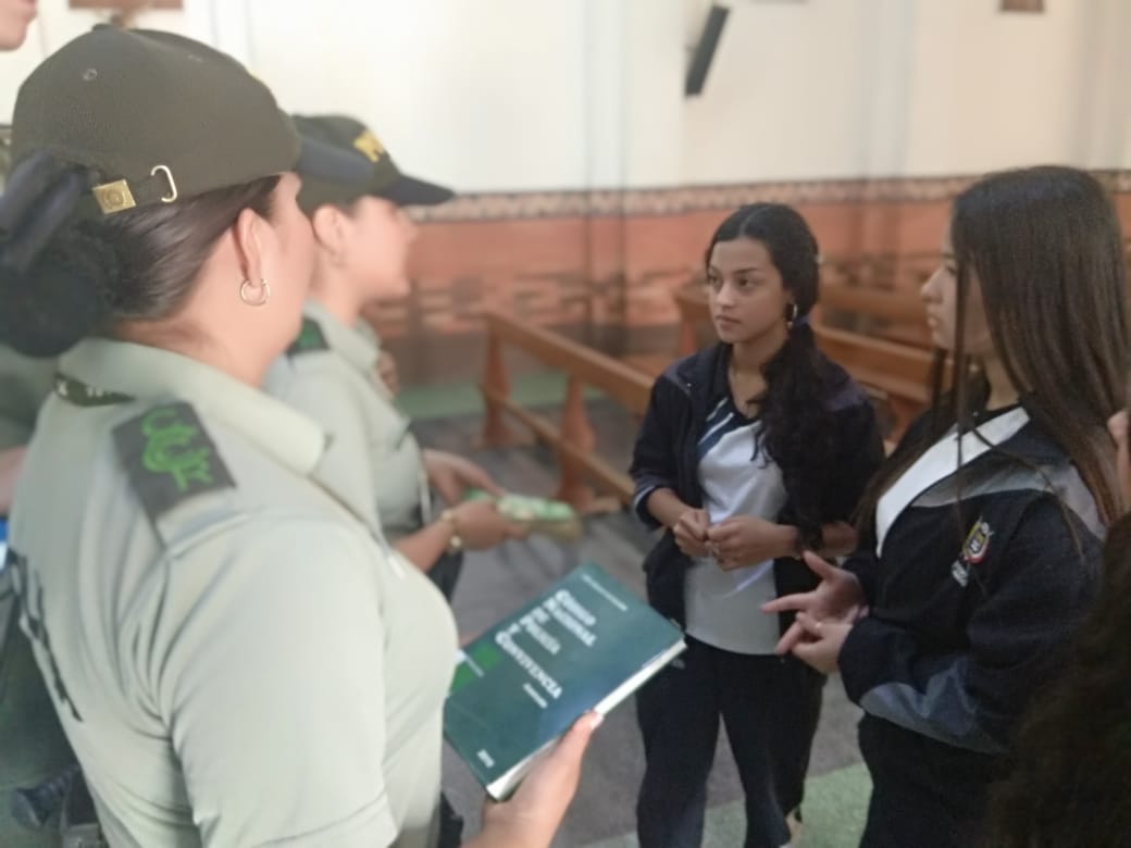 AnglicaMarinaD1's tweet photo. La Estrella, en el colegio @luisamigocol se llevó a cabo la capacitación del Código Nacional de Seguridad y Convivencia Ciudadana, fortaleciendo principios y valores de los jóvenes en este centro Educativo. #ESCER @EducacionPonal https://t.co/jpwN7eYRIE