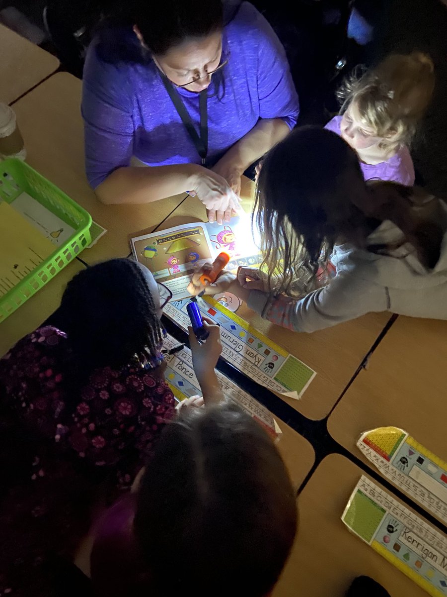 MrsKoets's tweet image. No light, no sight...flashlights make our read bright! 🔦🔦⁦@MrsZimmerGL⁩ ⁦@GLCSrichland⁩
