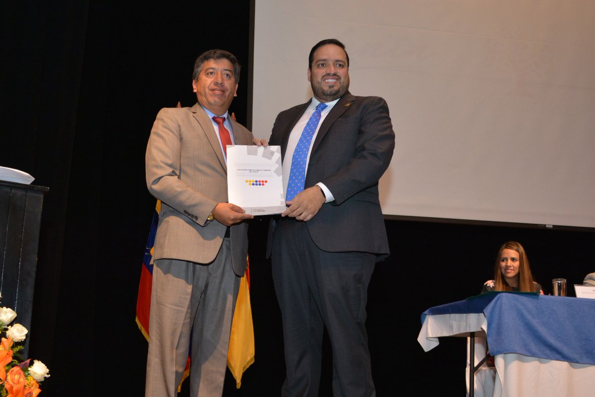 FuerzaObreraEC's tweet photo. @MinTrabajoEc @abgmadero @xaesma @CesarSa69122946 @tomebamba @ondasazuayas @eltiempocuenca @mercurioec @TelediarioEC @xxxbermudez Nuestro compañero Patricio Padilla Presidente del #AFUT recibió la inscripsión dla Directiva que preside y a su vez agradeció @abgmadero por el apoyo que a recibido este importante Gremio de Transporte con una placa de reconocimiento al señor Ministro
@xaesma
@XavierBermudezL https://t.co/14E3zo4QpI