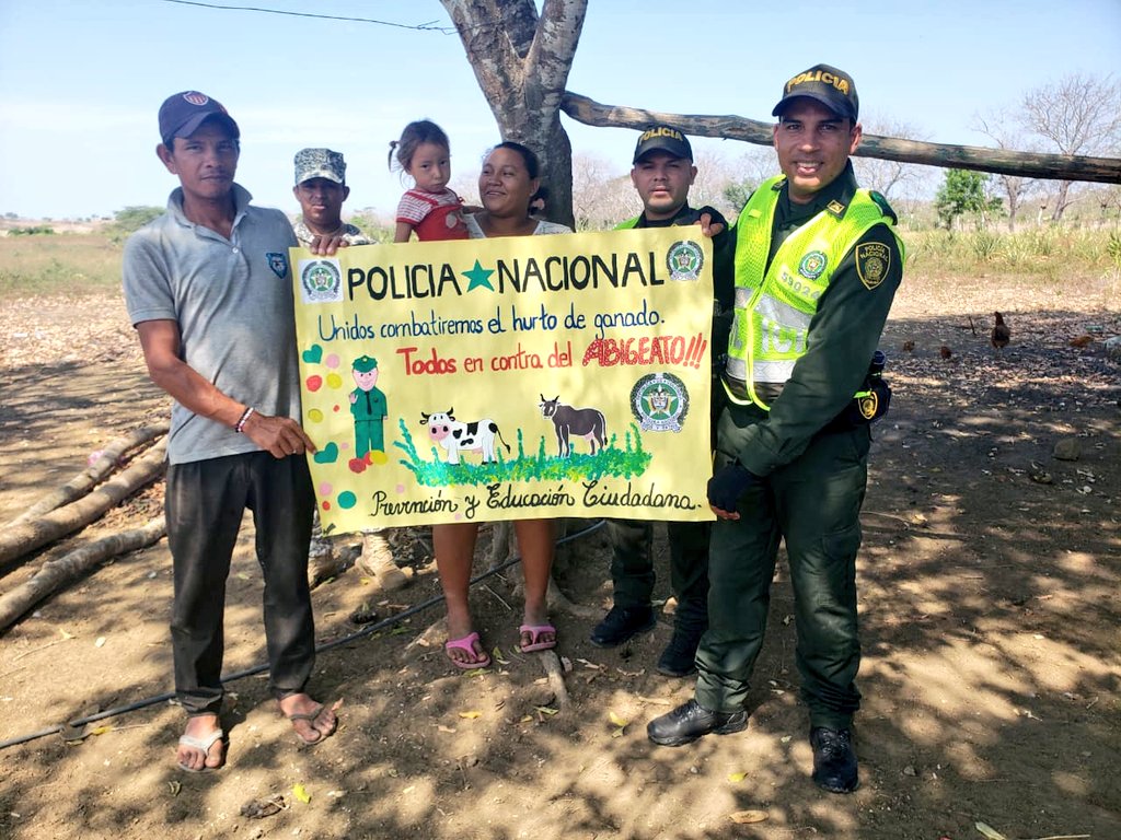 PoliciaBolivar's tweet photo. En #Córdoba| Con nuestro gestor de #PRECI y @ArmadaColombia trabajamos en la lucha frontal contra el abigeato, a través de campañas preventivas dirigida al gremio ganadero, mediante charlas y entrega de volantes informativos. #ConstruyendoSeguridad. https://t.co/eMo64mMwIy
