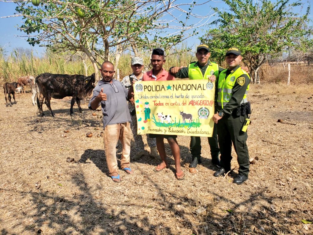 PoliciaBolivar's tweet photo. En #Córdoba| Con nuestro gestor de #PRECI y @ArmadaColombia trabajamos en la lucha frontal contra el abigeato, a través de campañas preventivas dirigida al gremio ganadero, mediante charlas y entrega de volantes informativos. #ConstruyendoSeguridad. https://t.co/eMo64mMwIy