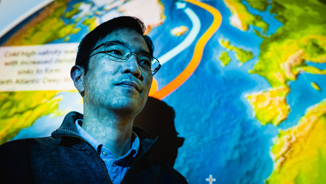 WHOI's tweet photo. You may have heard of the "great ocean conveyor belt," a vital series of currents that distributes warm water to the North Atlantic and cooler waters to the south. Here's why it may be changing and why it matters to you: https://t.co/VmULofkkF8
#climate #AMOC #changingocean https://t.co/y7GJS0uS7O