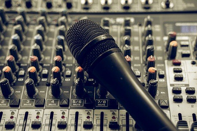 TalkShoe's tweet photo. Looking to buy a new #microphone for your #podcast recordings? Check out our TOP choices to fit within any budget: https://t.co/y3ERqdqXsJ

#podcaster #podcasting #podcastlife https://t.co/eQEfwDxpj2