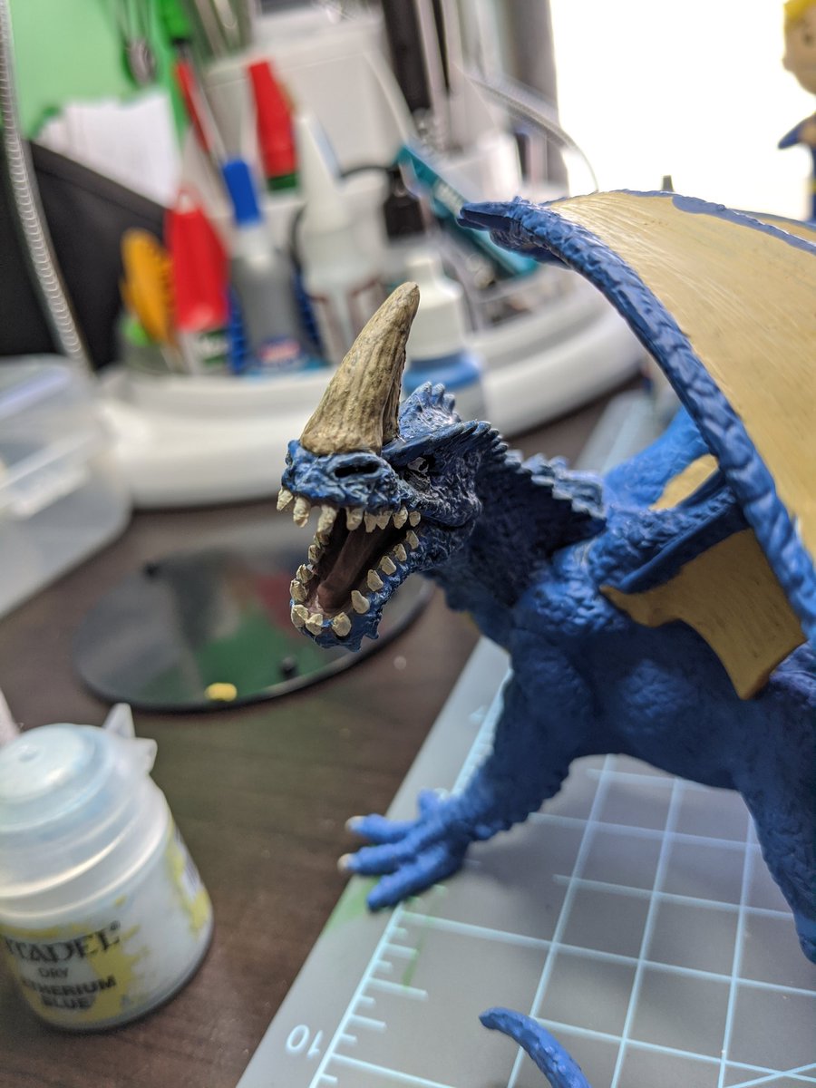BrunetteWBrush's tweet photo. I know, it's been a while, but I'm getting back into things. I finished the dragon's head and I am currently working on the body. Saving the wings for last.
#miniaturepainting #bluedragon #bwab #ilovetopaint https://t.co/avA515WzQ3