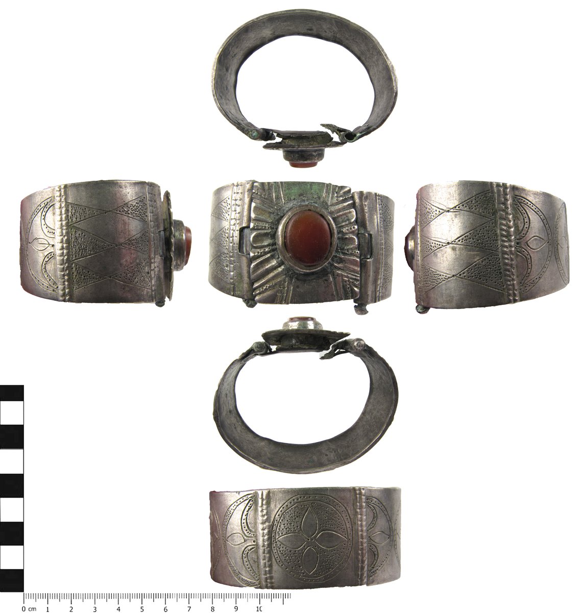 ColorsAndStones's tweet photo. Awesome #Roman Britain 3rd century wide bracelet with carnelian, very well preserved despite it's silver. "Appears to be another element of the Cadeby hoard".
You can find very detailed description on the @findsorguk website >> https://t.co/0vaLh5W4mK https://t.co/qQalHQt7WO