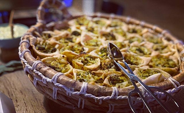 ¡New menu item alert! Gorgonzola puff pastry with broccoli, leeks and tarragon 🤗👀🤤
.
image description: a basket is packed tight with individual servings of toasty pastries filled with green broccoli and leeks. .

#oaklandcomfortfood
#mamacitascaters… ift.tt/2SFIaEY