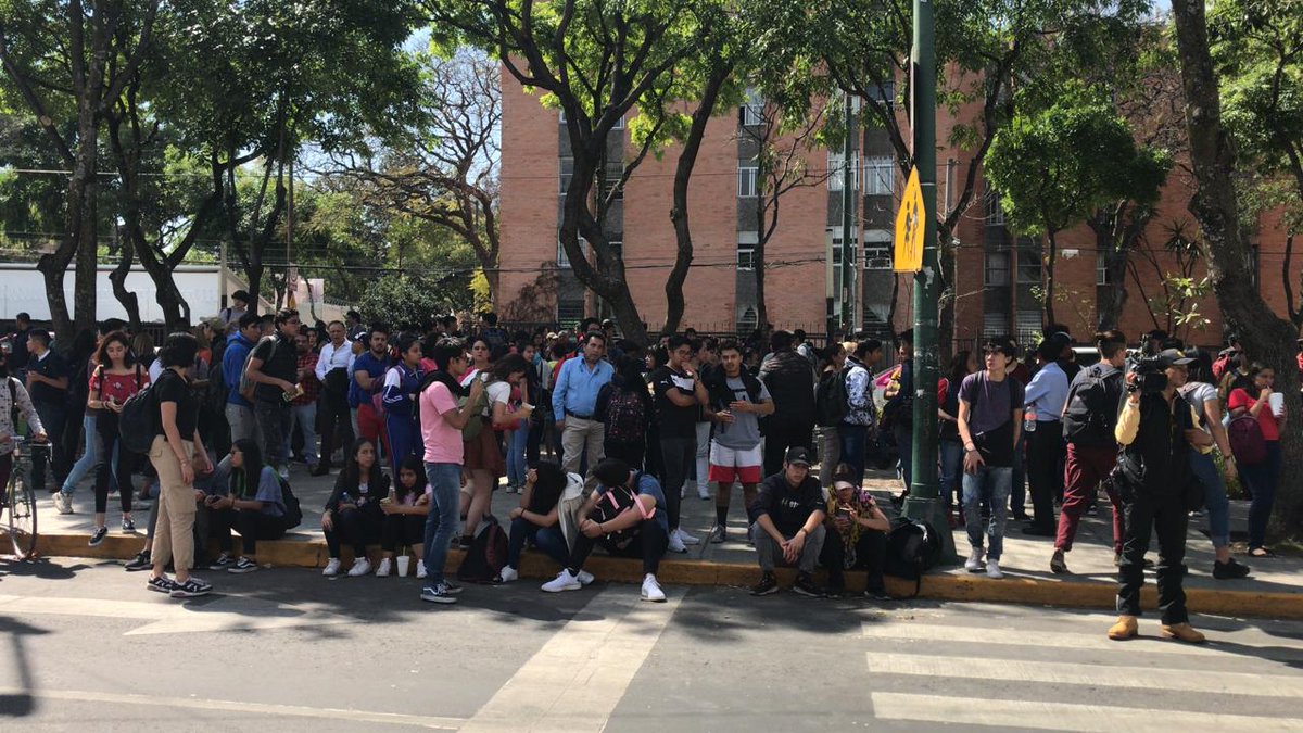 REPORTE | Vuelven a tomar las instalaciones de Prepa 8 de la @UNAM_MX. 📸@tavitogarcia ➡️http://WRadio.com.mx