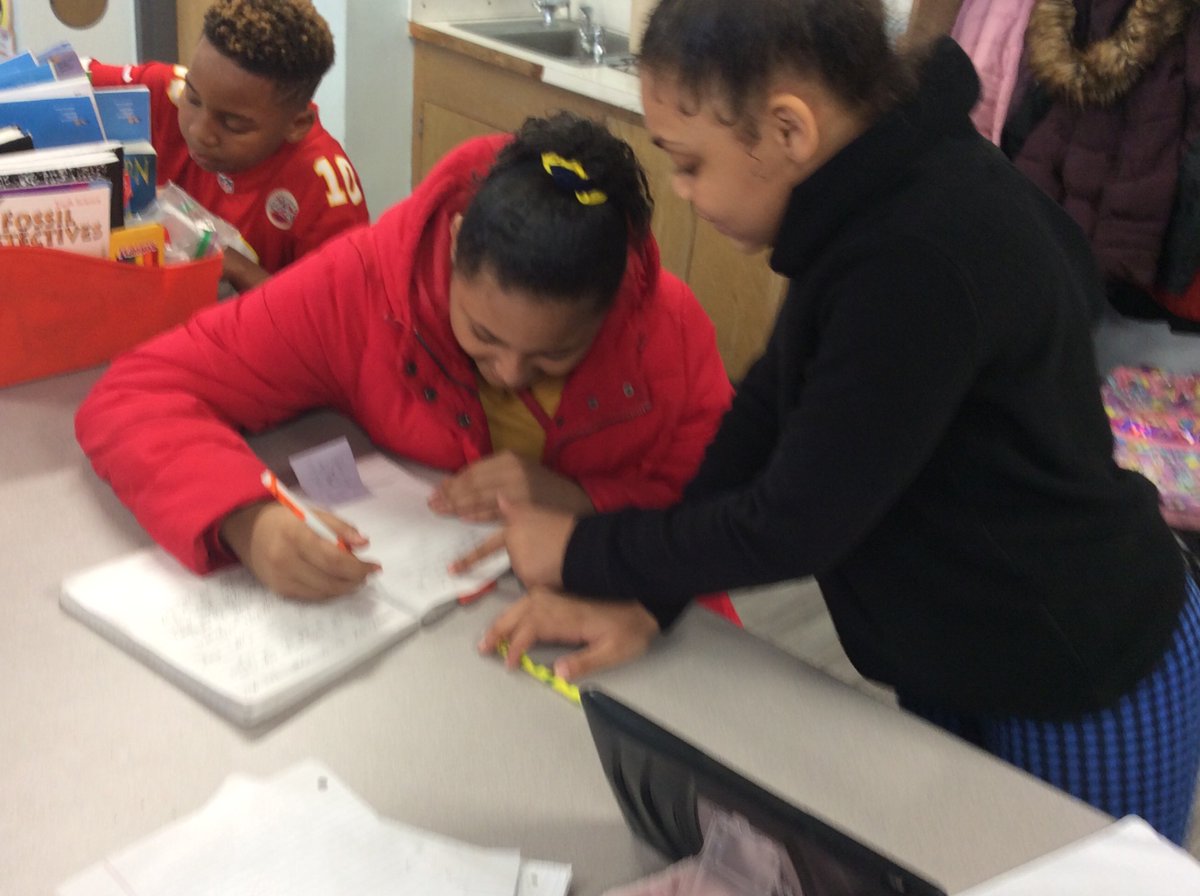 TeacherMe7's tweet photo. Editing and revising with partners for our research papers. They are taking this very seriously. @clmerkerson @HMSANTAFE @HMC1MeYouUs @HMC1Proud https://t.co/5ffIbkMFK4