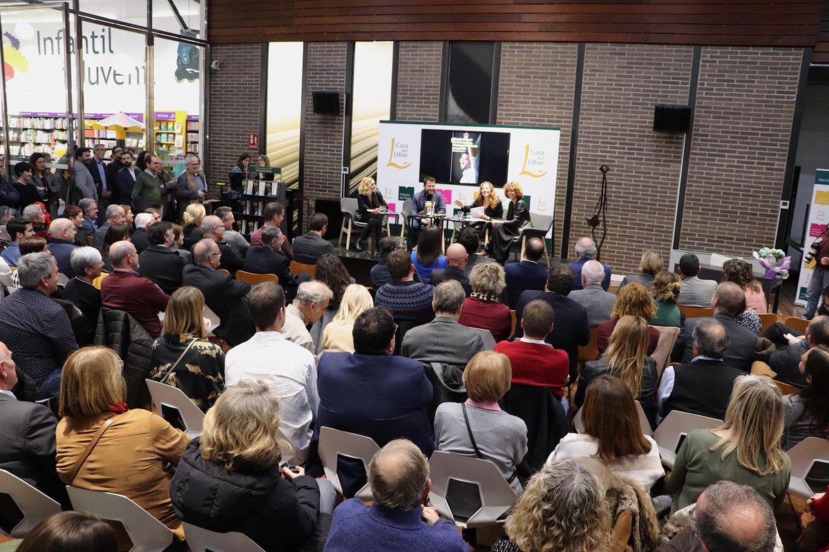 Esquerra_ERC's tweet photo. 📸Presentació del llibre "@perearagones, l'independentisme pragmàtic"📖 de Magda Gregori. La Casa del Llibre, plena a vessar! https://t.co/6VyKtBqh2P