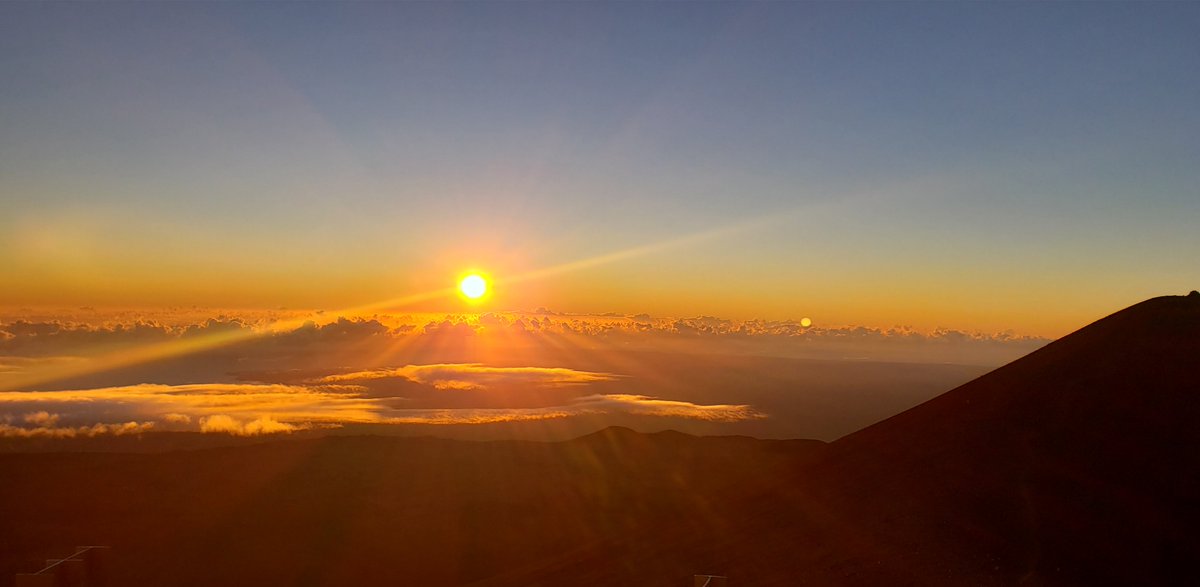 HawaiiEcotours's tweet photo. Sunrise on the summit of Maunakea is a breathtaking, exhilarating way to begin your day in Hawaii!  Breathe in the cool (very cold) crisp air and cherish the moment. #hawaiiforest #hawaiiforesttrail #kuleana #lethawaiihappen https://t.co/YighHofTg0