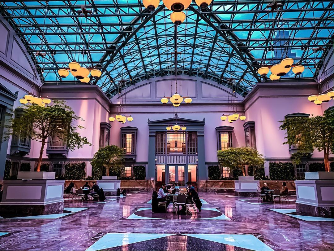 On #NationalReadingDay, we recommend a walk to the beautiful Harold Washington Library - just one of EIGHTY <a href="/chipublib/">Chicago Public Library</a> locations! 
📷: r.t_images