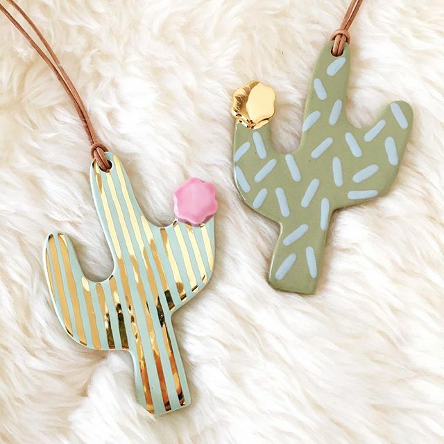 I made these cactus ornaments after Christmas, but I really wanted to make some with flowers, so I just went for it! 🌵🌸 They also make really cute mini wall hangings year round, don’t you think? Only these two exist and they’re available in my shop i… ift.tt/37CQVnv
