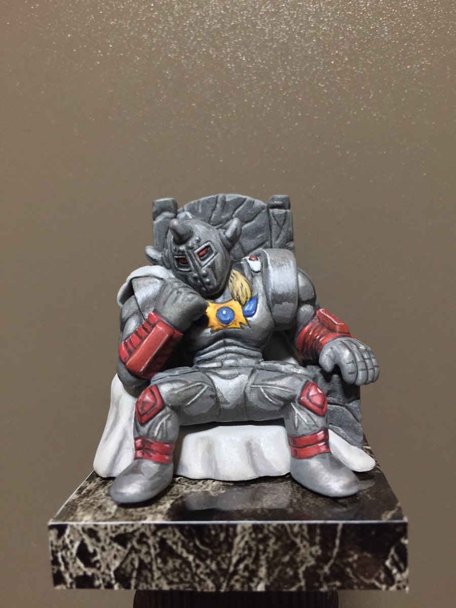 悪魔将軍　悪魔の貫禄＋玉座　肌色　キン消し　キン肉マン 悪魔の貫禄(悪魔将軍+玉座) 完成。肩にマントをプチ改造。銀肌を塗っ