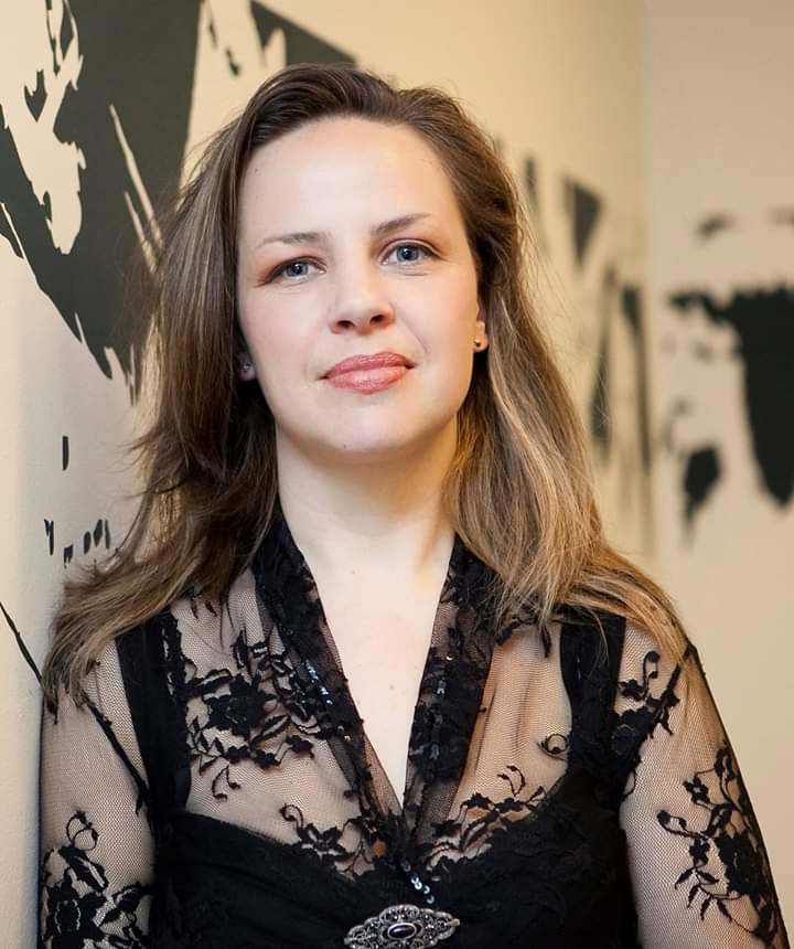 MessiesBcn's tweet photo. #ULLRIKEHALLER
#Soprano del proper #concert #participatiu a @lauditori
#Professora #cant a l’Escola Coral @palaumusicacat #Premi extraordinari del @liceu1837 el 2015
#Primerpremi #curs #lied de @JMusicaleSpain
Ha estat #solista de @OrquestraOBC i @OSValles entre altres https://t.co/qfSgiD00Km