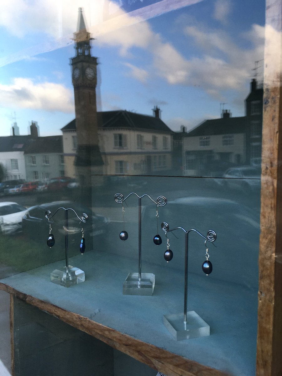 blantonsdesigns's tweet photo. Freshwater pearl makes in my old shop window - pop up events coming in March! Dates to follow or message me #Gloucestershire #supportsmallbusiness #supportlocalbusiness #jewellerymaker #blantonsdesigns #handmade https://t.co/QwykRf38KC