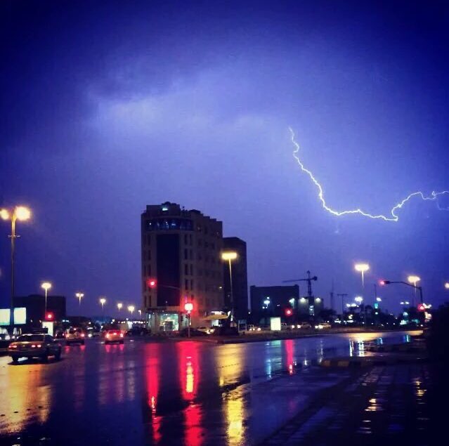 🤍♩❋

↓˓

.
.
.       
.       
.        لبيه يا ريح المطر والسماء غيم 
.              ولبيه يا صوت الرعد عقب غيبه 
.
.
.      
.
.   
 
؛               ⛈ #حفر_الباطن ⛈